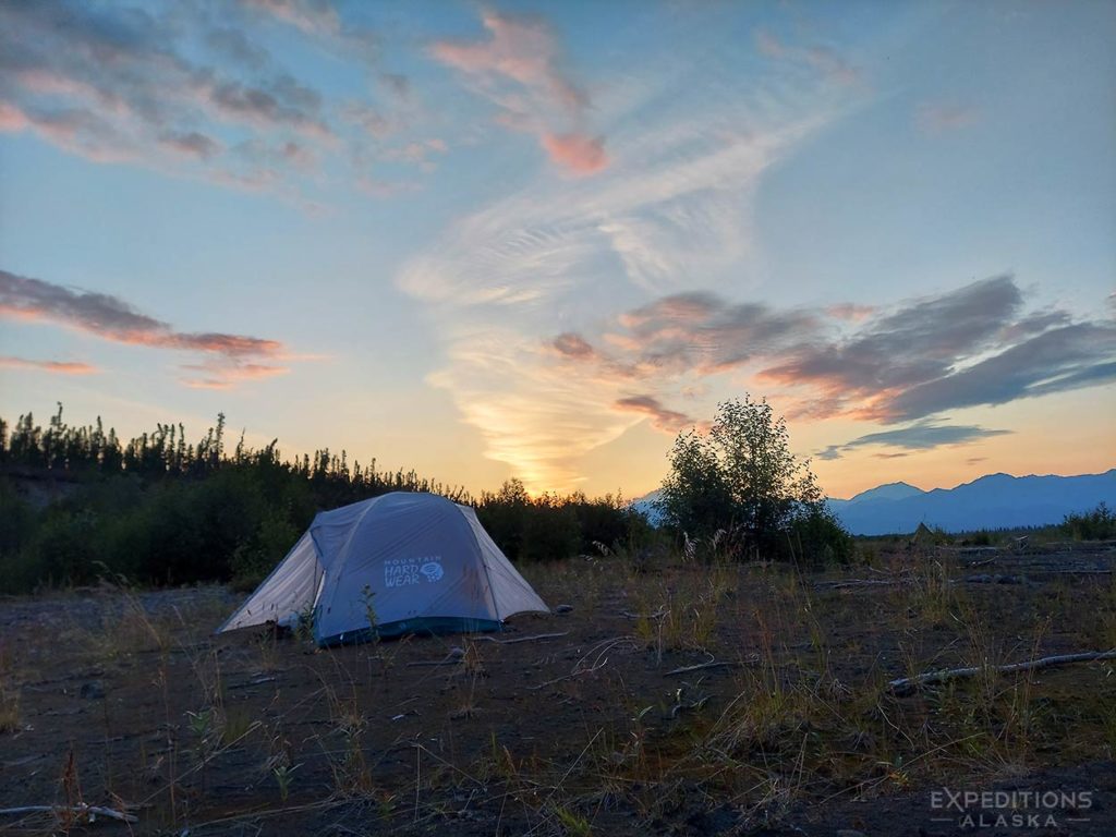 Camping by the Copper River, Packraft trip Copper River, Wrangell St. Elias National Park.